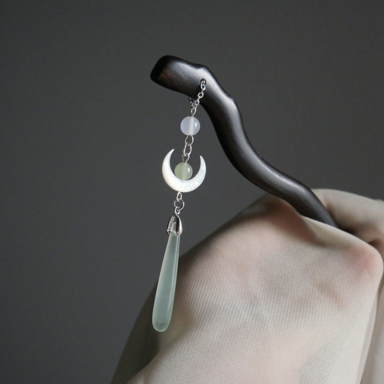 伝統的な木製黒髪スティック中国風韓服ムーンタッセルヘアピンク - Hair Fork Stick のレビューと価格